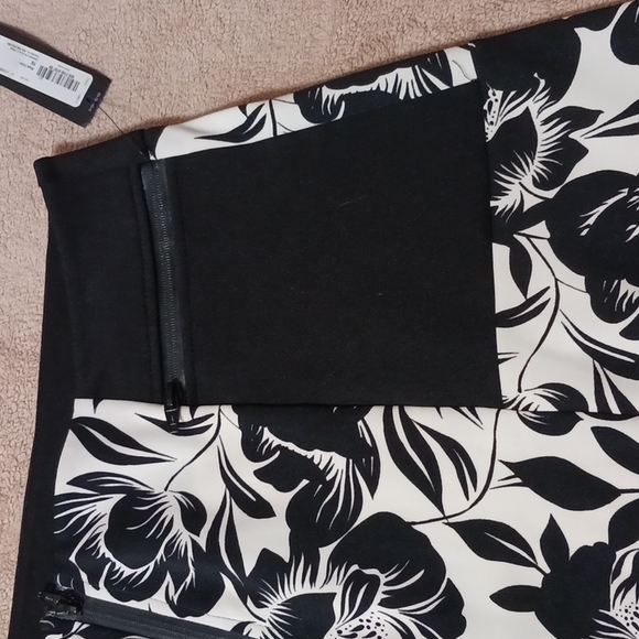 Black & White Skirt Floral Size 16 Back zipper pockets, full zipper in back. New - Picture 4 of 6
